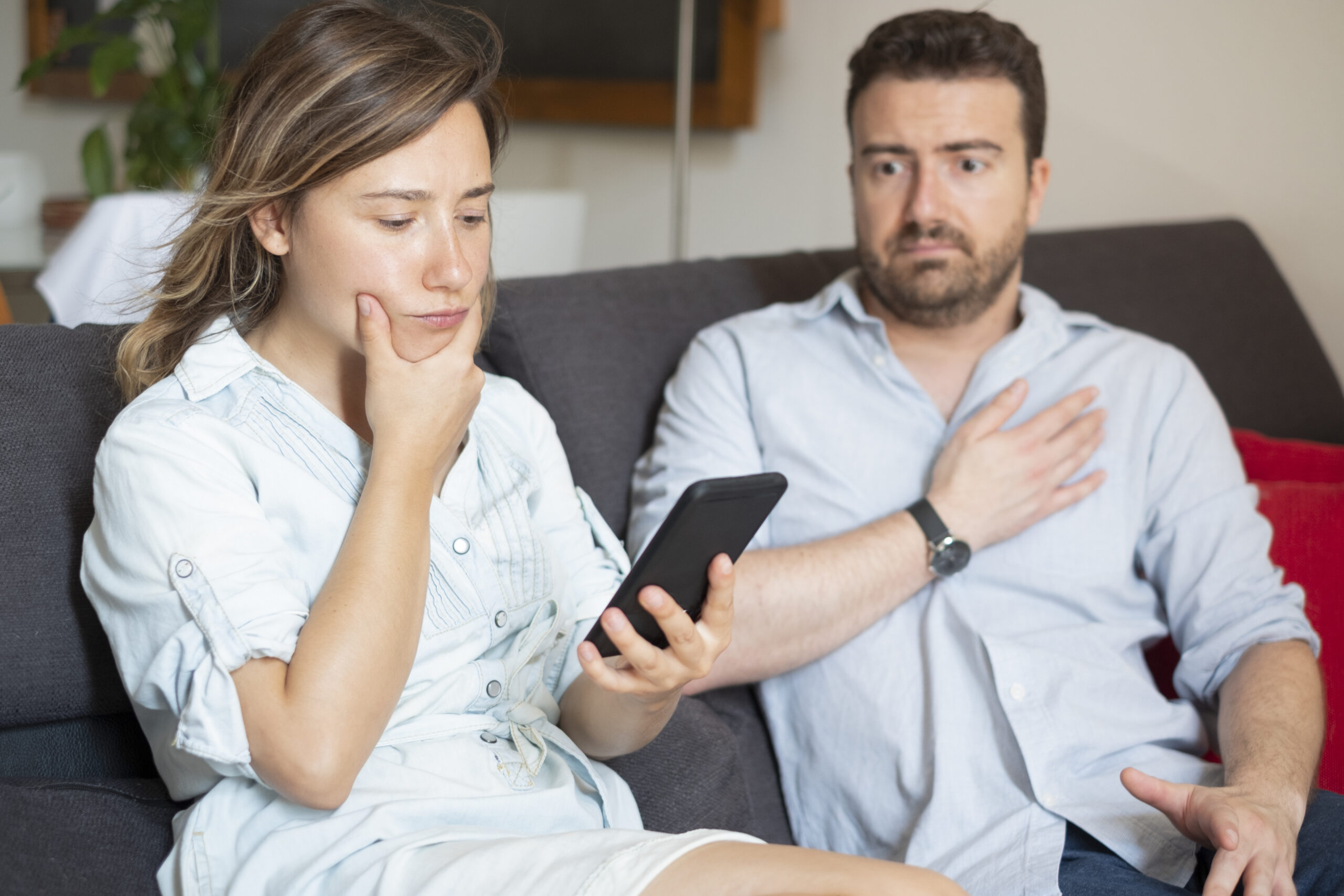 Wife phone. Обманутое время. Парень подловил девушку с книгами. Мужчина ловит девушку и кредит. Cheating on Phone.