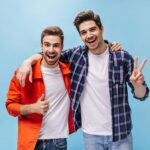 Sportowe koszule męskie – jakie wersje wybrać i jak je stylowo nosić?