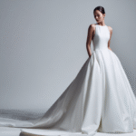 Gładkie suknie ślubne – prostota, która naprawdę robi wrażenie